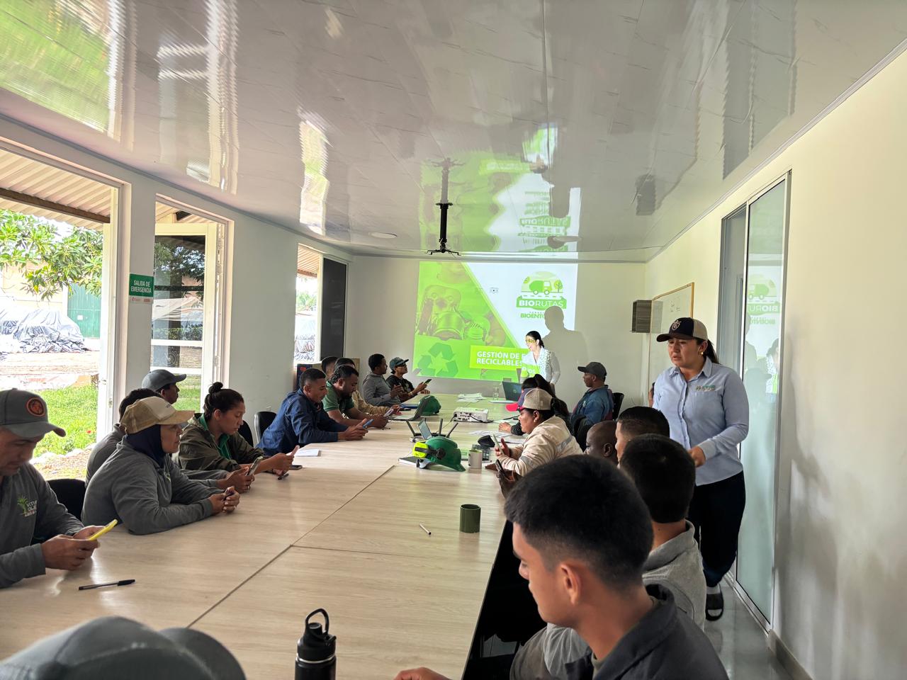 Personas trabajando en comunidad